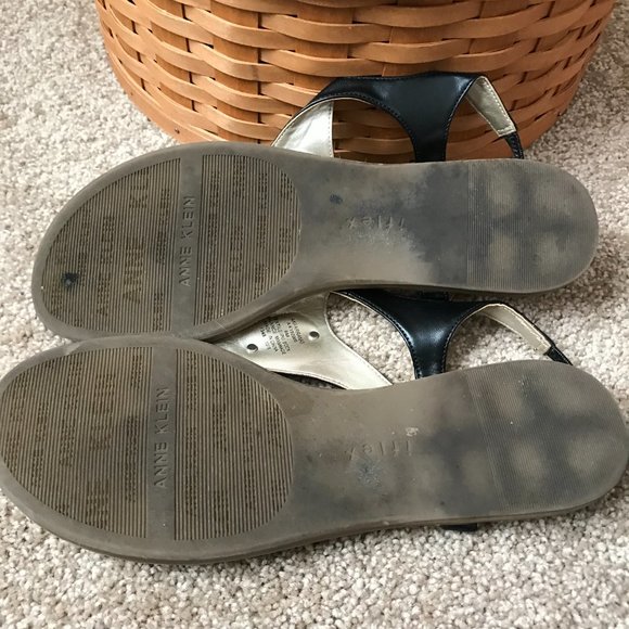 Anne Klein Black Flat Thong Sandals w/Goldtone Lion Logo Badge Size 9M - Picture 9 of 10